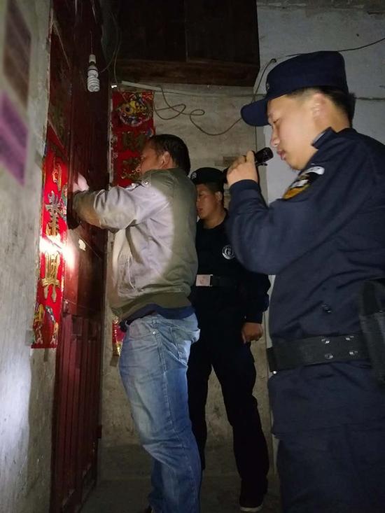 台北粗心妈妈误将幼女锁家中 