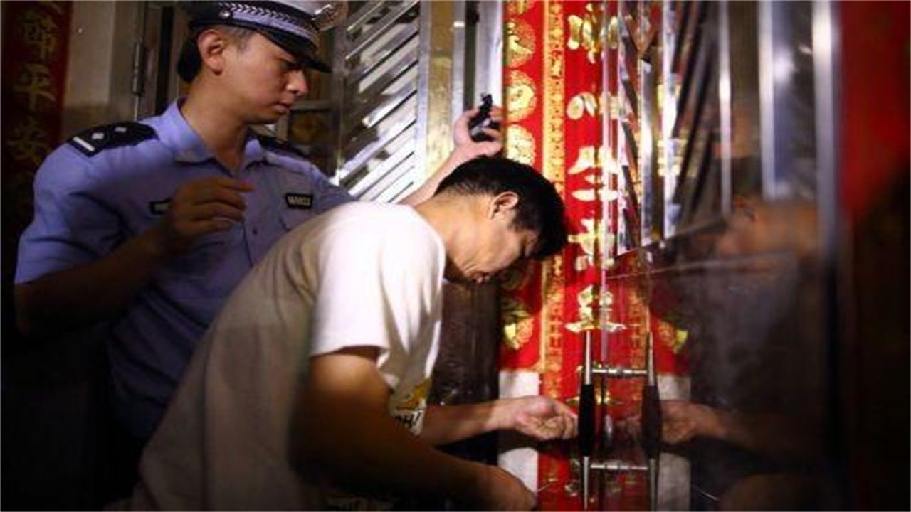 台北请开锁师傅开了锁后，师傅